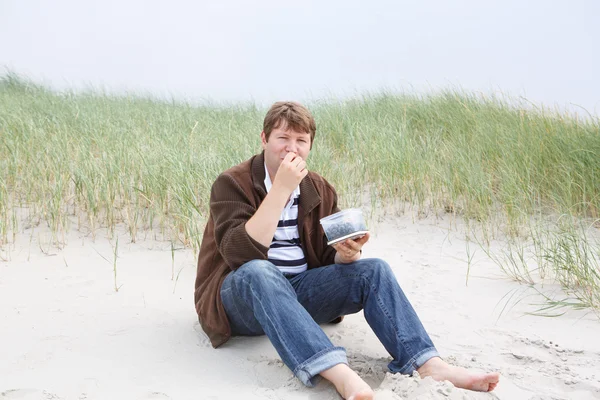 Młody człowiek szczęśliwy, relaks na piaszczystych wydm plaży Normandie — Zdjęcie stockowe