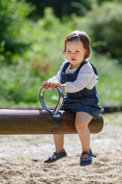 Liten söt baby flicka ha kul i parken, sommar — Stockfoto