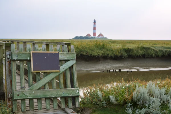 Paesaggio idilliaco della regione del Mare del Nord con faro — Foto Stock