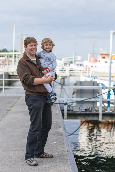 Liten pojke och lycklig far ha kul i stadens hamn, Tyskland — Stockfoto