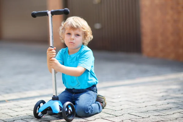 Menino pequeno montando em sua bicicleta no verão — Fotografia de Stock