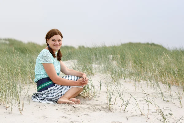 Junges glückliches Mädchen entspannt sich auf Sanddünen am Strand von St. Peter — Stockfoto