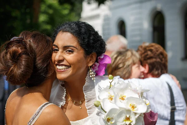 Schöne glückliche indische Braut nach der Trauung. — Stockfoto