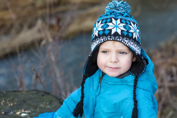 Portret van jongetje van twee jaar buiten — Stockfoto