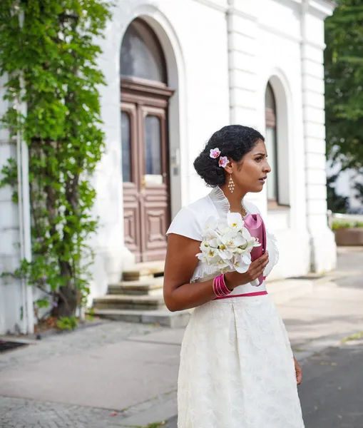 Schöne glückliche indische Braut nach der Trauung. — Stockfoto