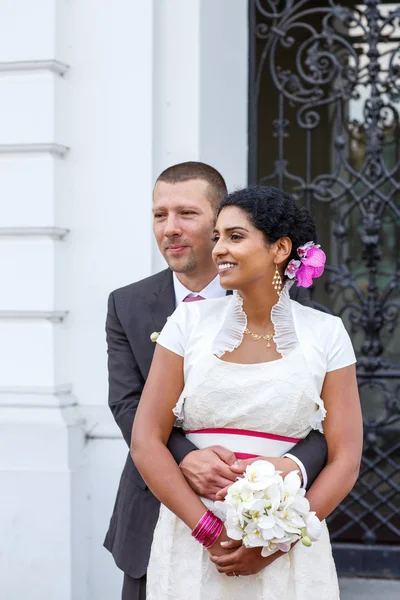 Beautiful indian bride and caucasian groom, after wedding ceremo — Stock Photo, Image