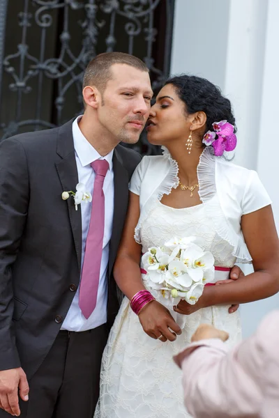 美丽印度新郎和新娘白种人后的婚礼典礼 — 图库照片