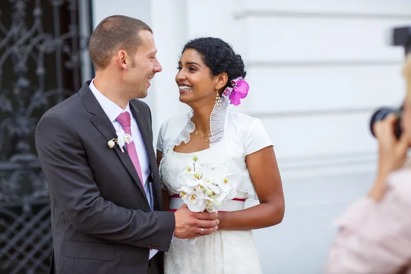 Beautiful indian bride and caucasian groom, after wedding ceremo — Stock Photo, Image