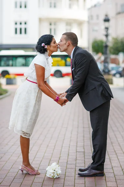 Beautiful indian bride and caucasian groom, after wedding ceremo — Stock Photo, Image