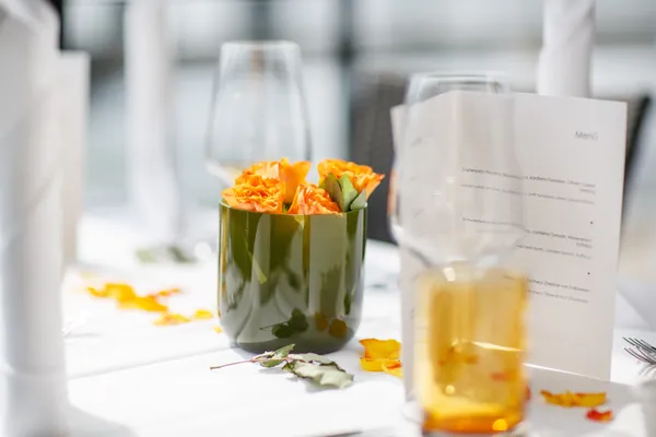 Ensemble de table pour mariage ou un autre dîner d'événement traiteur. — Photo