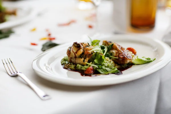 Conjunto de mesa para la boda u otra cena de evento abastecido. —  Fotos de Stock