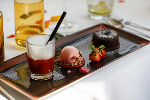 Тройной десерт с шоколадом и клубникой на свадебном столе — стоковое фото