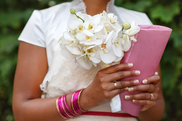 Bride with bouquet and handbag, closeup — Stock Photo, Image