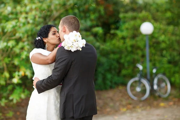 Beautiful indian bride and caucasian groom, in summer park. — Stock Photo, Image