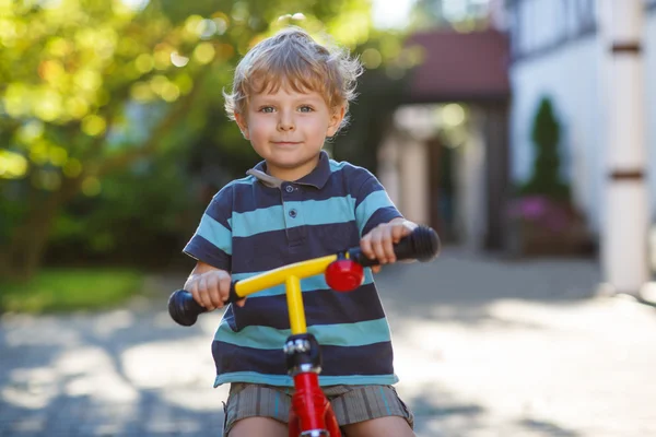 Menino pequeno andando de bicicleta no verão . — Fotografia de Stock