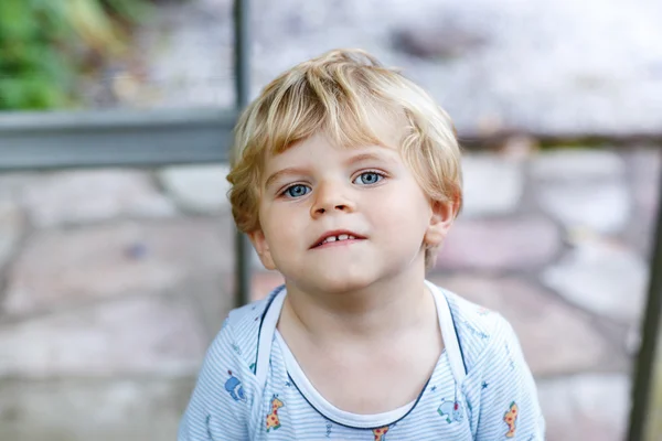 Lilla barn pojke spelar i sommarträdgård. — Stockfoto