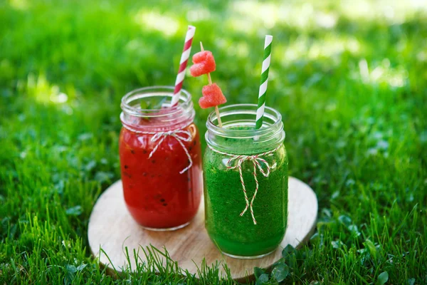 Watermeloen en spinazie smoothie als gezonde zomer drank. — Stockfoto