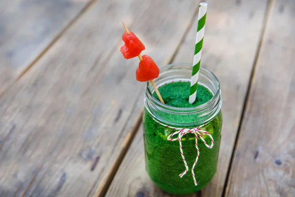 Πράσινο σπανάκι smoothie ως υγιή καλοκαίρι ποτό. — Φωτογραφία Αρχείου