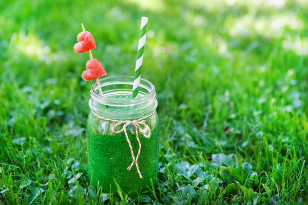 Spinach green smoothie as healthy summer drink. — Stock Photo, Image