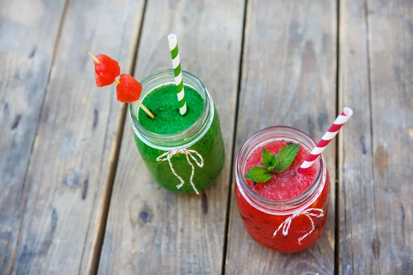 Melancia e batido de espinafre como bebida saudável de verão . — Fotografia de Stock