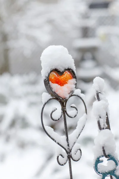 Kırmızı demir kalp açık havada kar ile — Stok fotoğraf