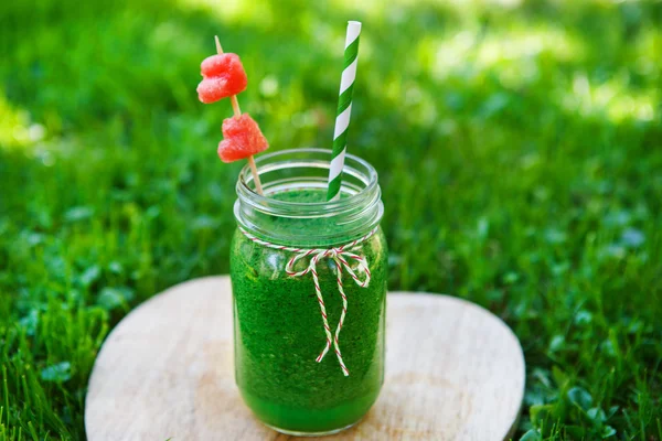 Spinat-Smoothie als gesundes Sommergetränk. Stockbild