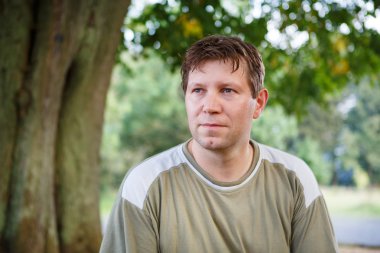 genç adam rüya yaz bahçede