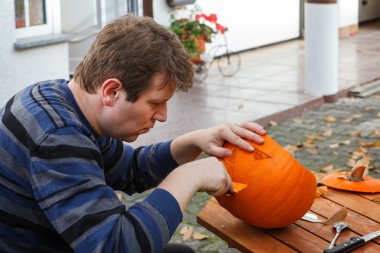 Cadılar Bayramı Balkabağı yapma genç adam