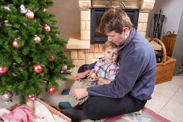 Baba ve küçük oğlu Noel ağacı ev dekorasyon — Stok fotoğraf