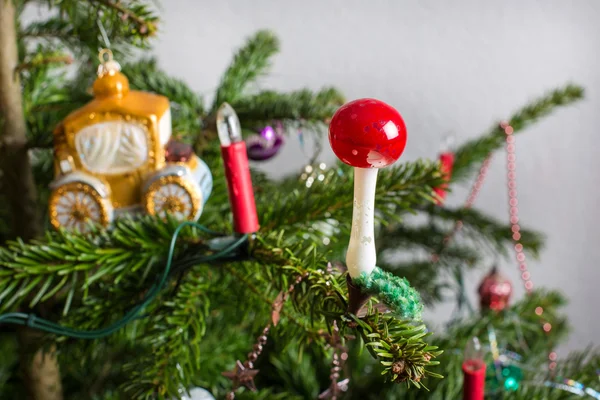 Brinquedo antigo na árvore de Natal . — Fotografia de Stock