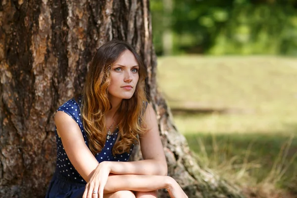 Portret van jonge mooie vrouw in zomer bos — Stockfoto