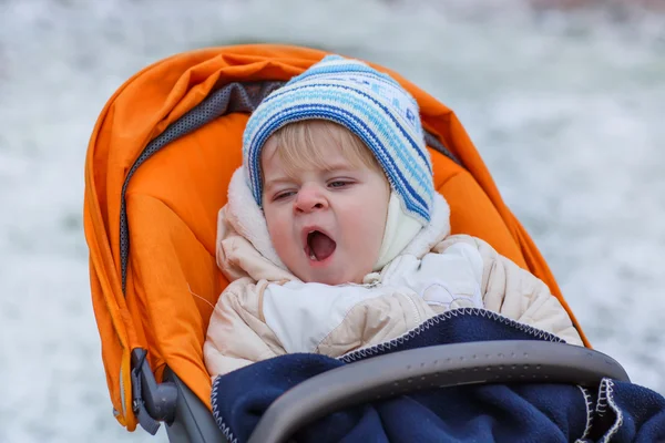 Kleine jongen een jaar oud in warme winterkleren — Stockfoto