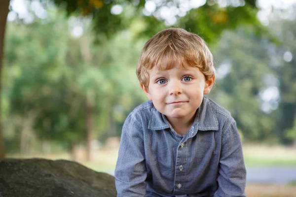 Ragazzo biondo di tre anni nella foresta autunnale . — Foto Stock