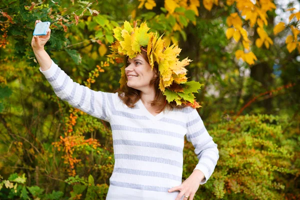 Boldog, fiatal nő, juhar őszi levelek garland park. — Stock Fotó