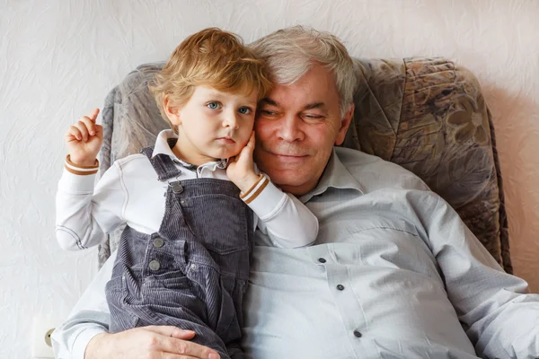 Gelukkig familie portret met grootvader en weinig kleinzoon. — Stockfoto