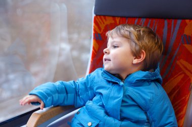 sevimli küçük çocuk tren pencereden dışarı bakarak