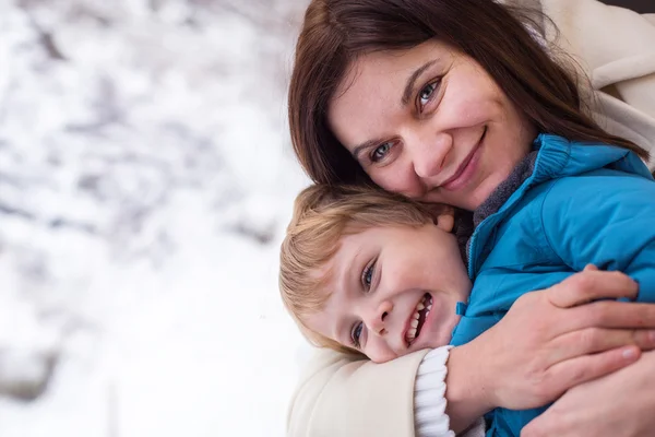 Mother and toddler son looking out train window outside — Stock Photo, Image