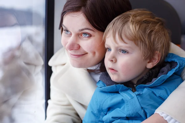 Madre e hijo pequeño mirando por la ventana del tren afuera —  Fotos de Stock