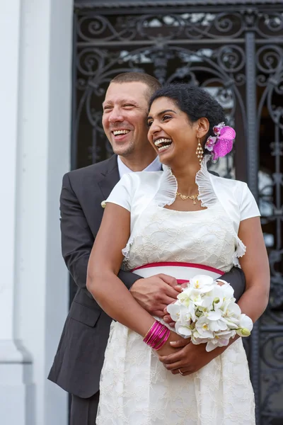 Beautiful indian bride and caucasian groom, after wedding ceremo — Stock Photo, Image