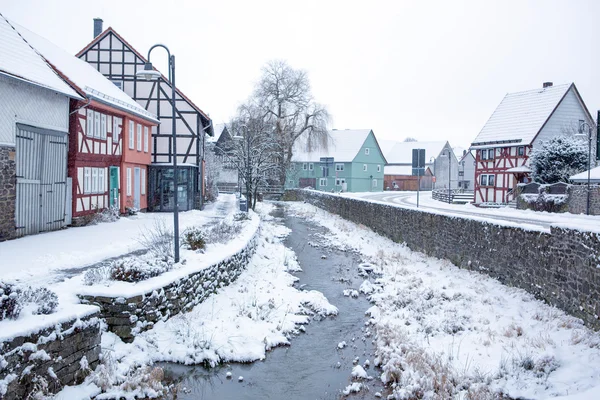 Paisagem de inverno com neve em pequena aldeia alemã . — Fotografia de Stock