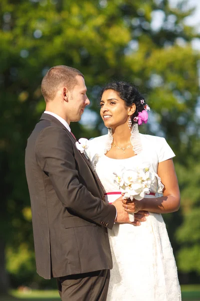 在公园的白种人新郎和美丽的印度新娘 — 图库照片