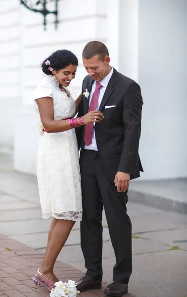 Beautiful indian bride and caucasian groom, after wedding ceremo — Stock Photo, Image