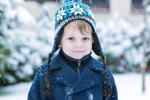 Αγοράκι μικρό παιδί διασκεδάζοντας με χιόνι σε εξωτερικούς χώρους στη όμορφη wi — Φωτογραφία Αρχείου