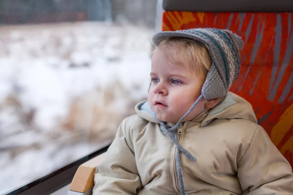 Söt liten pojke tittar ut tågfönstret — Stockfoto