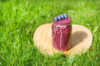 farklı meyveler ile taze yüzlü içecek olarak sağlıklı bir kahvaltı