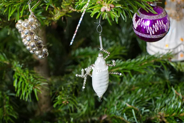 Antieke speelgoed op kerstboom. — Stockfoto