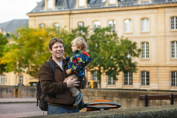 Adorable little son and father in autumn city. — Stock Photo, Image