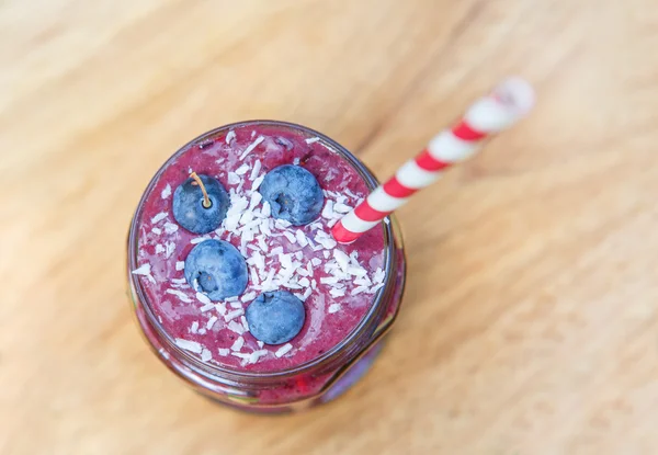 新鲜居安思危型饮料与不同的莓果作为健康的早餐 — 图库照片