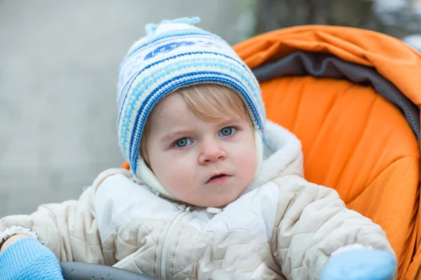 Kleine jongen een jaar oud in warme winterkleren — Stockfoto