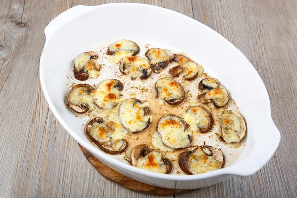 Grilled slices of mushrooms with mozarella cheese — Stock Photo, Image